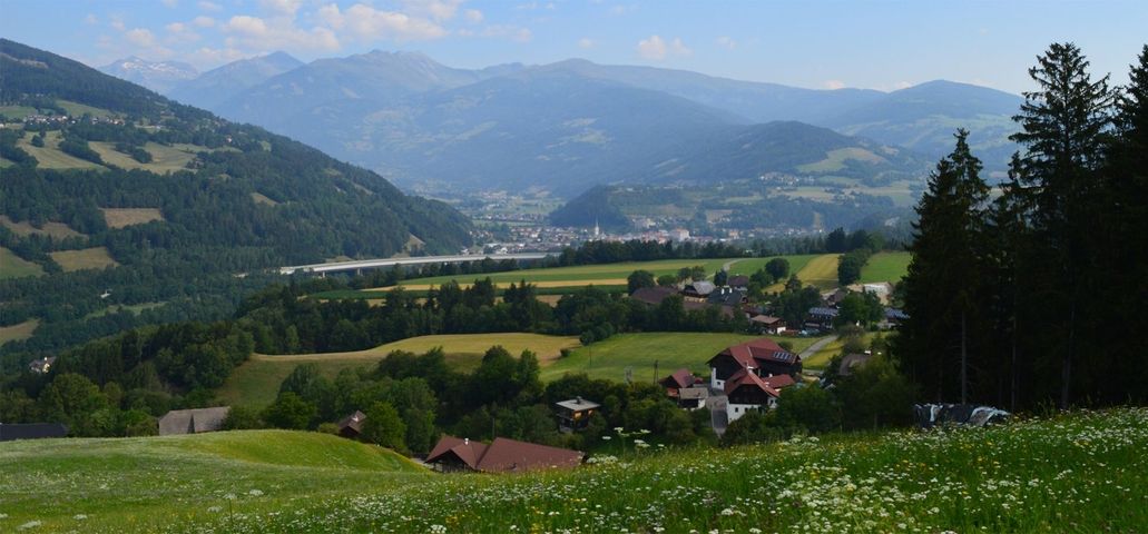 Eine große Landschaft mit Bergen im Hintergrund