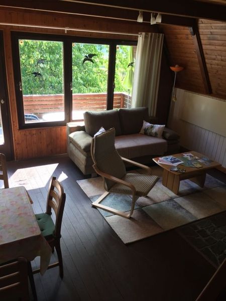 Wohnzimmer mit einem Tisch und Stühlen, gemütlich eingerichtet und einladend.