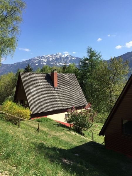 Wohnzimmer mit einem Tisch und Stühlen, gemütlich eingerichtet und einladend.